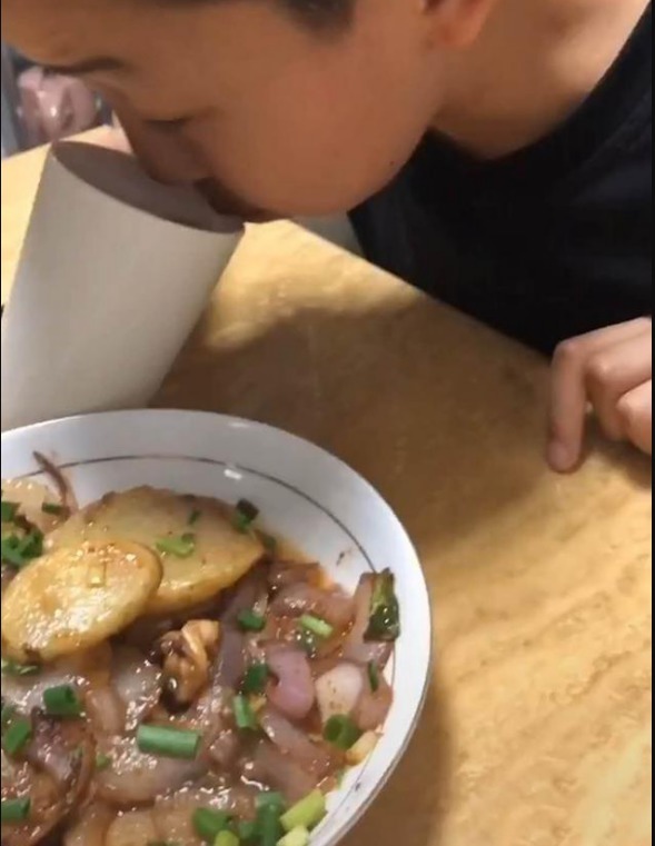 晚饭|10岁男孩半夜偷做宵夜,妈妈掐着时间来“混饭”,堪称吃货母子