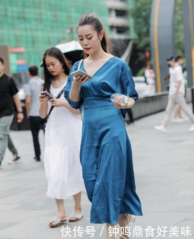 深蓝色“袈裟”裙别有一番韵味,V字领搭配复古风的“都市女性”