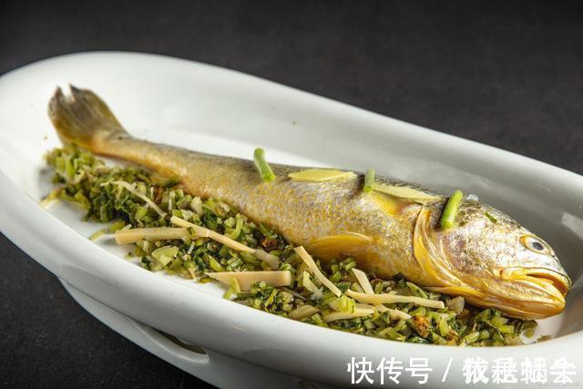 太少见,7斤重的野生黄花鱼,网友说,值多少钱