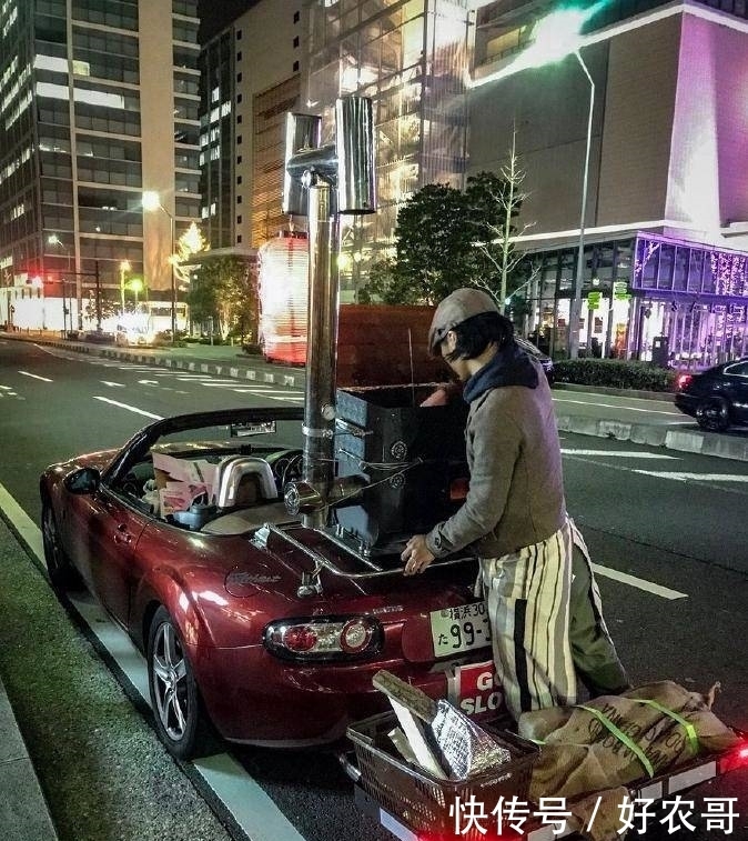 路边摊|一个烤红薯卖18元,路边摊小哥主要贵在了坐骑上