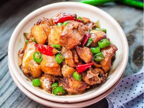 美食优选：家常小炒鸡块，红烧辣子鸡，香菇板栗鸡块，滑蛋牛肉的做法