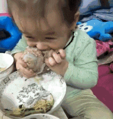 |搞笑GIF段子:我见过破洞裤子,没有见过那么破的