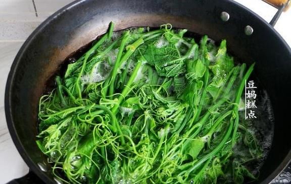 鲜嫩|热天，遇到此菜我必买，简单一拌，鲜嫩营养，很多人却不知道