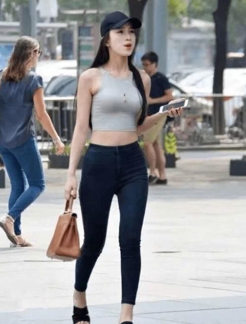 简约|清新可人的美女，穿上紧身牛仔裤增加一丝干练，简约穿搭优雅气质