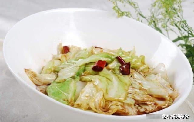 炒包菜时不要直接下锅炒,用上两个小妙招,包菜清脆爽口更入味