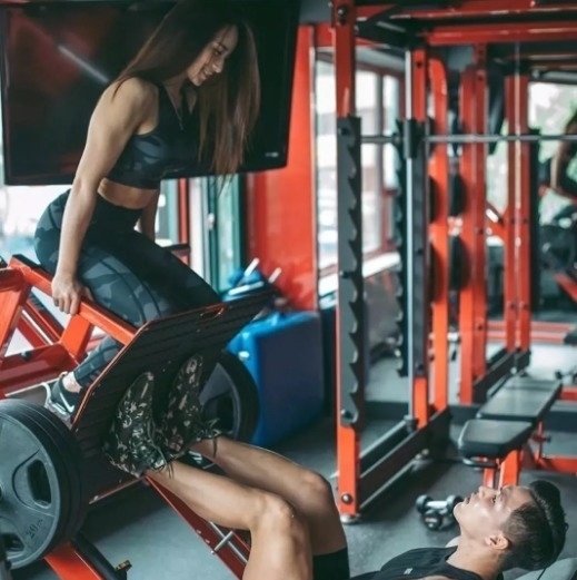 强壮|辣妈健身房撸铁多年肌肉强壮，自律的人实在是太强悍了！