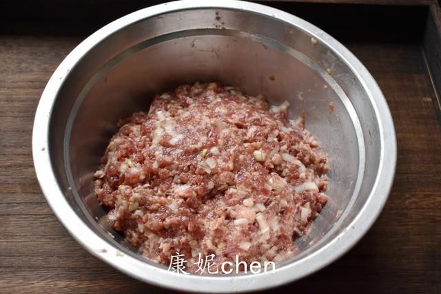 牛肉包子|牛肉包子好吃营养多，但馅儿难调，这样调馅儿不硬不柴，鲜嫩汁多