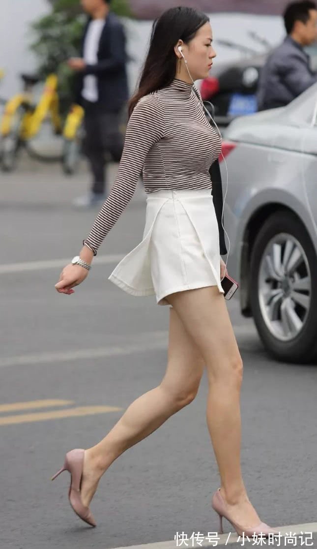 街拍 街拍美女: 小姐姐间条紧身衣搭配A字裙, 美丽高贵又很修身自然