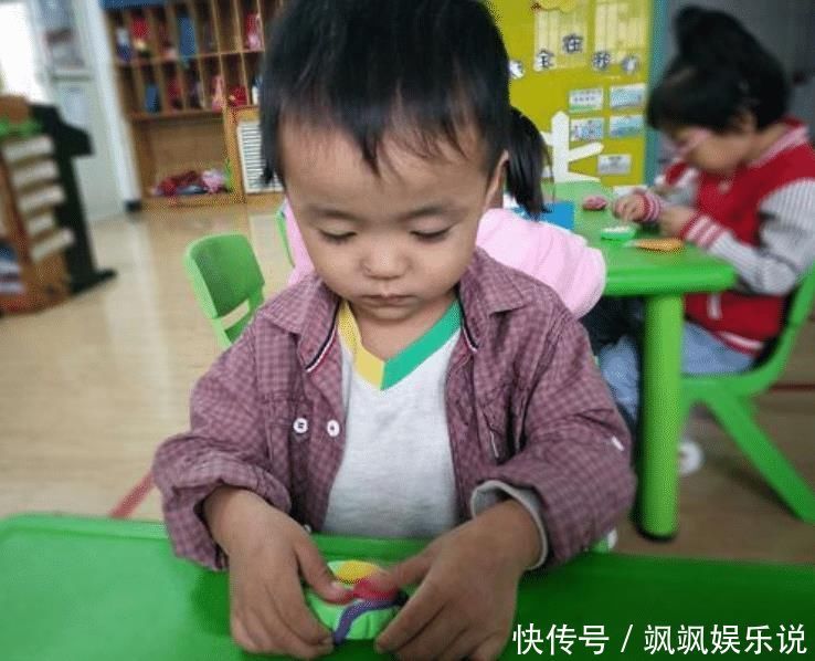 花痴|“花痴宝宝”目不转睛,向小哥哥“放电”,爸爸:这娃不是我的