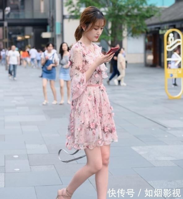 仙女 时尚粉色碎花裙,简单又清新,穿出了“仙女”的感觉