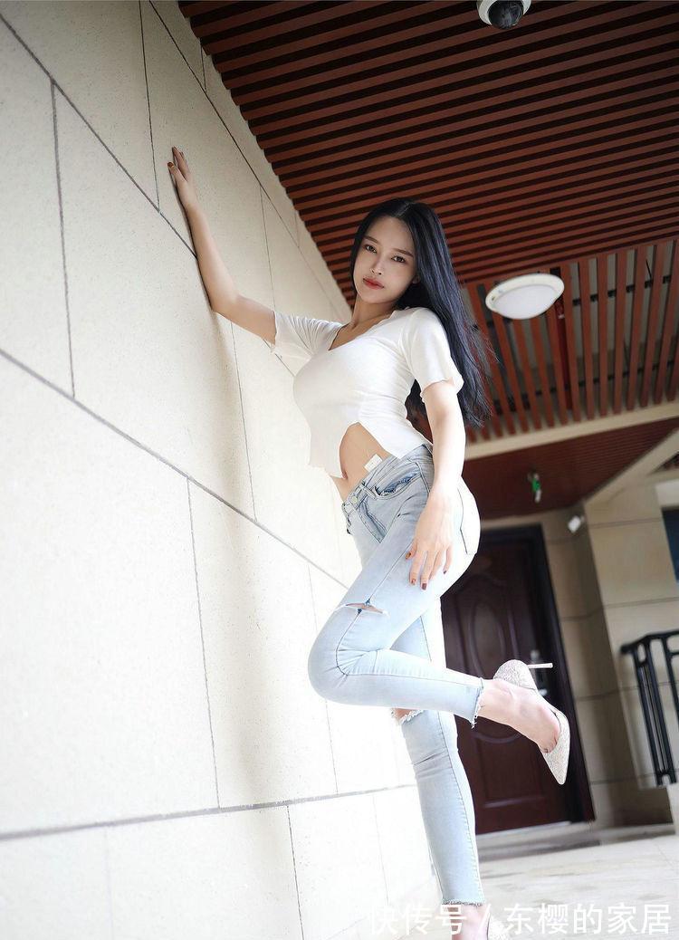 打底衫 美女脚上搭配一双尖头的裸色高跟鞋,走路的姿态也就更加的迷人