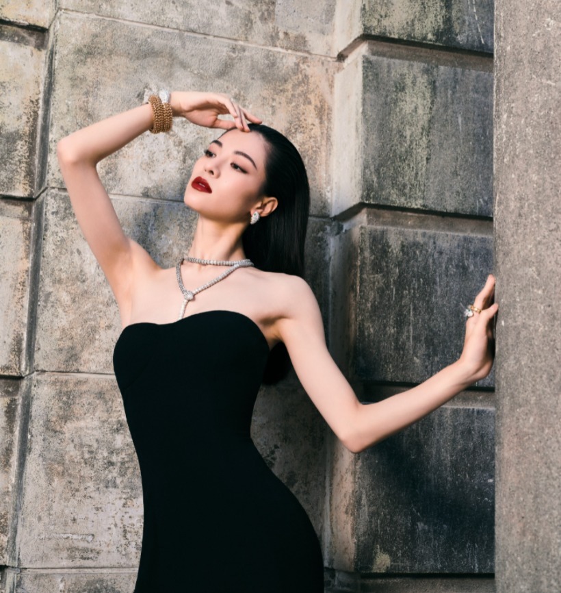 国际范|钟楚曦的“腰臀比”太完美,穿黑色抹胸礼服高贵精致,国际范十足