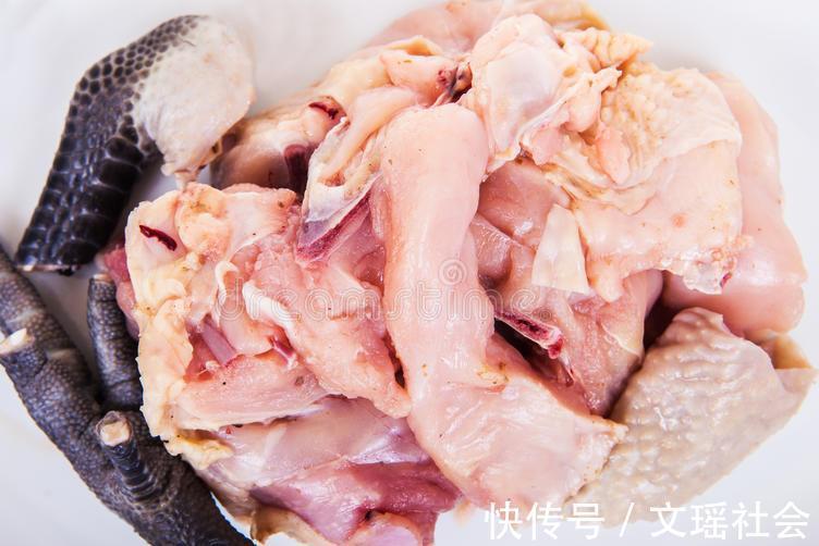 鸡肉|炖鸡汤，别直接加水炖，记住3个技巧，鸡汤鲜美不腥，营养又好喝