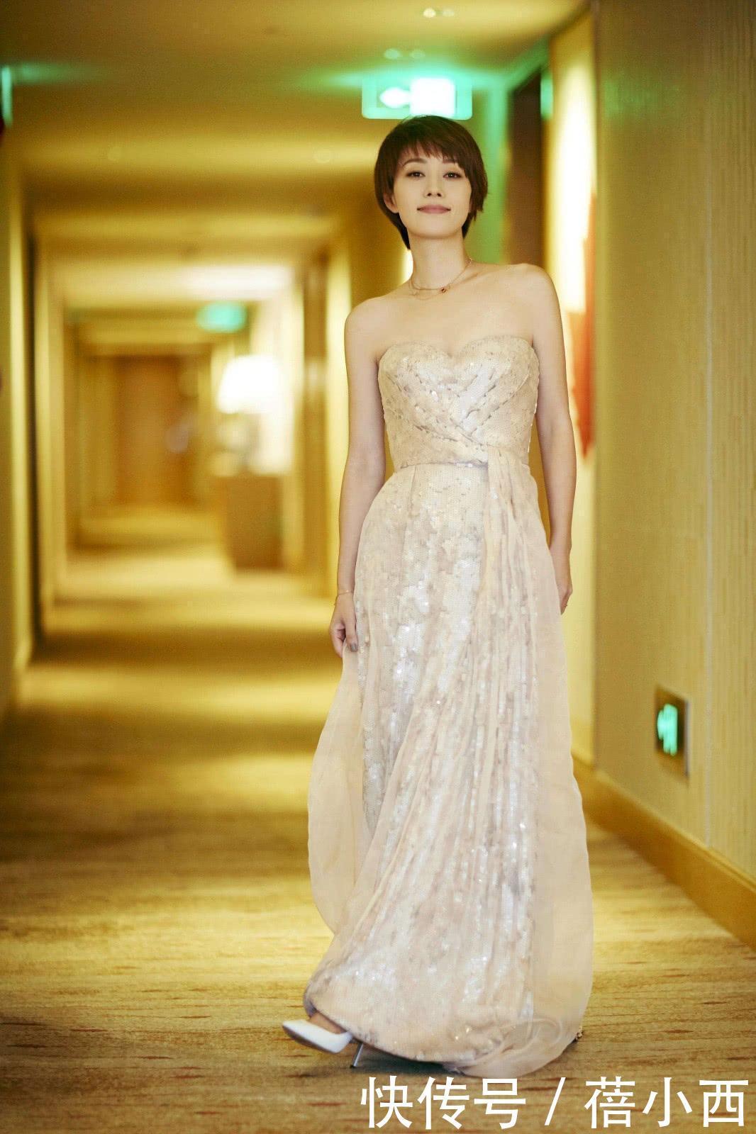 高跟鞋|“马伊琍”身材骨感不输超模,阿姨年纪穿抹胸套装,轻松美出圈