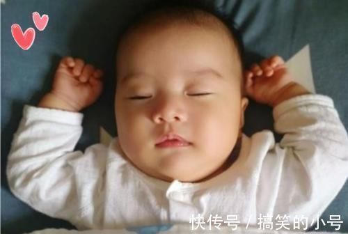 睡姿|为何宝宝睡觉偏爱“举起手来”?投降式睡姿对娃有影响?看完知晓