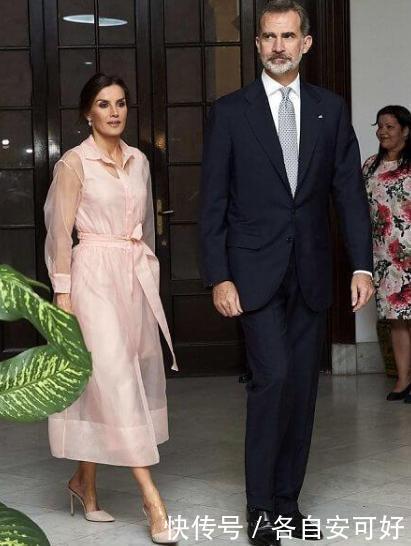 西班牙王后太惊艳!穿粉色透明纱裙美成小仙女,48岁还有颗少女心