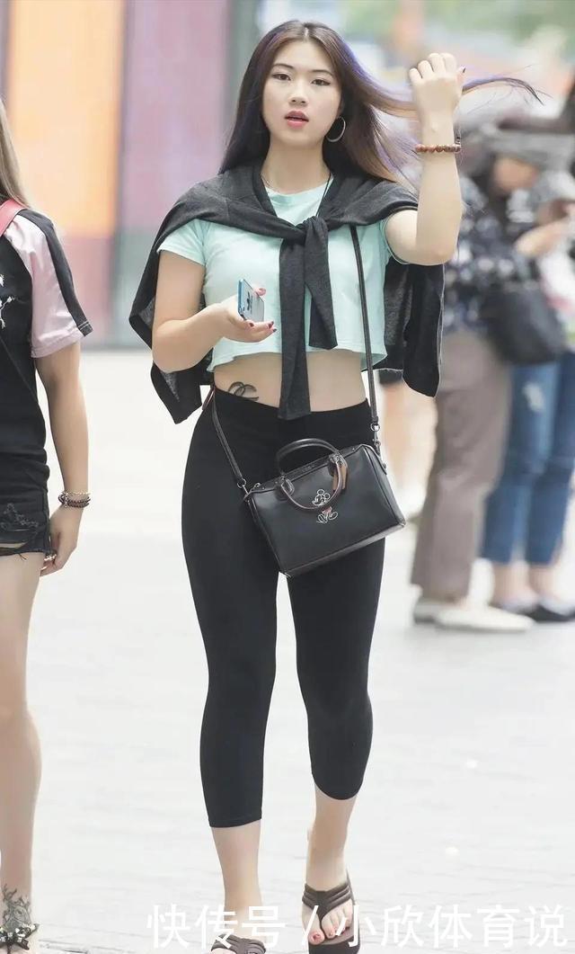 小姐姐 小姐姐爱穿紧身打底裤,时髦大方,显出女性的青春气息