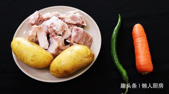 想吃肉了,做了一道土豆炖排骨,配上韩式辣酱,太下饭了