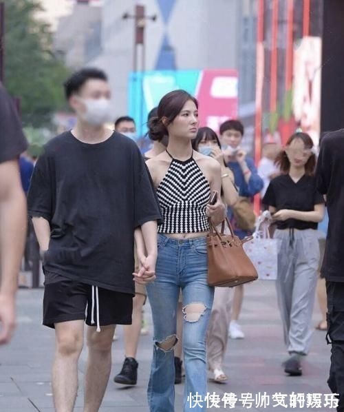 秋季 风靡一时的牛仔裤,如今却成了“烂大街”,依旧难掩修身与显瘦!