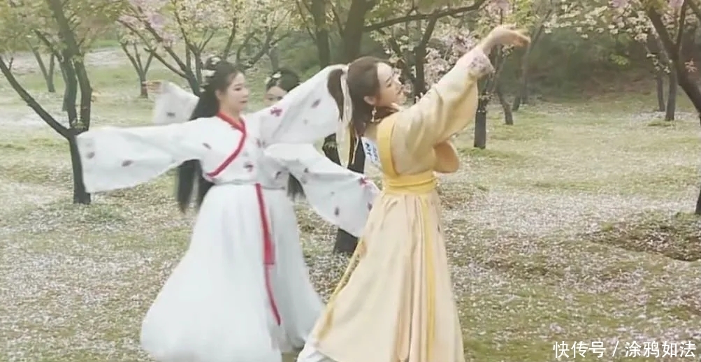 黄旭熙 《奔跑吧》太尴尬:黄旭熙叫错周也角色名,李纯跳樱花舞好违和