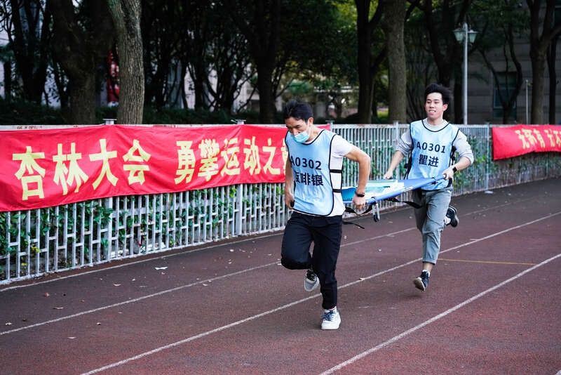 “医起燃”交医趣味运动会|青年眼| 医学生