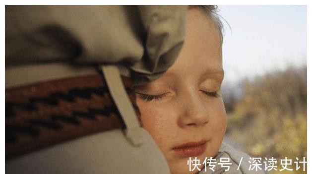 男孩|为什么男宝宝要多抱抱?心理学家给出答案,我们一直在伤害男孩?