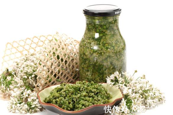 腌韭花酱|腌韭花酱,只放盐还不够,多放1样水果,更香更浓郁,存放时间久