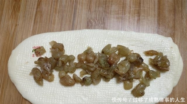 1碗面粉2个鸡蛋，教您做电饭锅面包，一看就会，简单好吃零失手