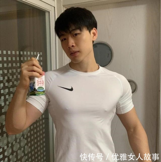 私教|青春阳光有活力的健身私教,喜欢喝纯牛奶的小哥哥,果然皮肤白净!