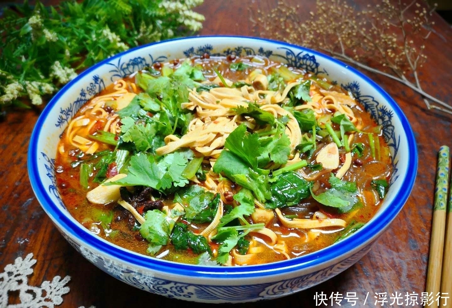  美味|3张豆腐皮1把粉条，简单做一锅，鲜香美味，连汤汁都不剩！