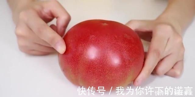 买西红柿要选“母”的，顶部看一眼就辨出，不怕挑到催熟的西红柿