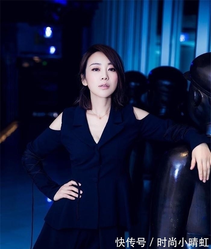 中长发 50岁左右的女人,发型不要留羊毛卷和黑长直,这些更洋气