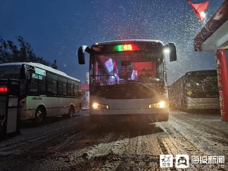公交|记者直击现场：寒风大雪中，是他们为聊城人民保驾护航！