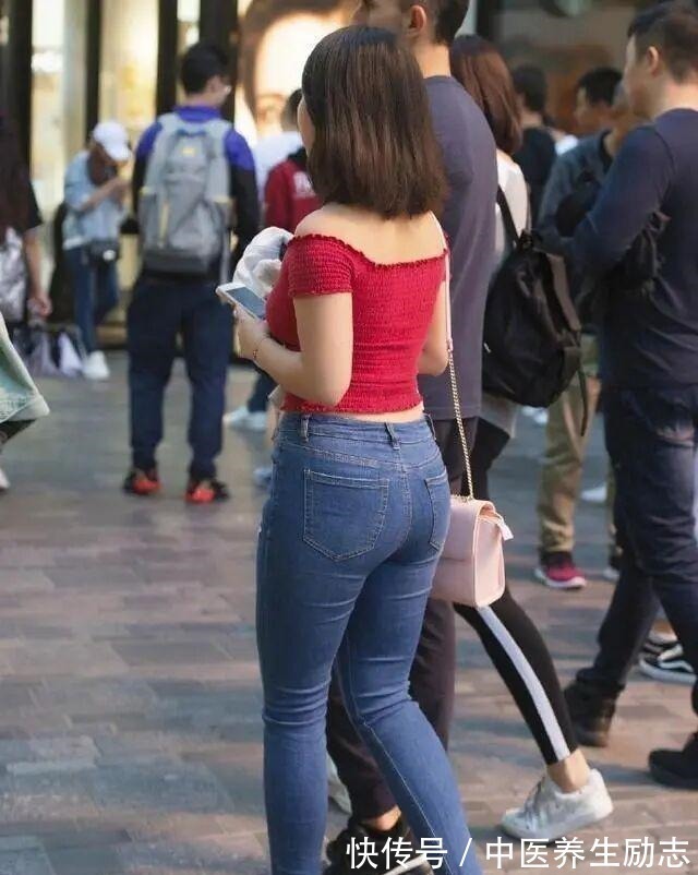 大长腿 印花条纹长袖t恤搭配黑色短紧身打底裤,让人舒适,让女人温柔!