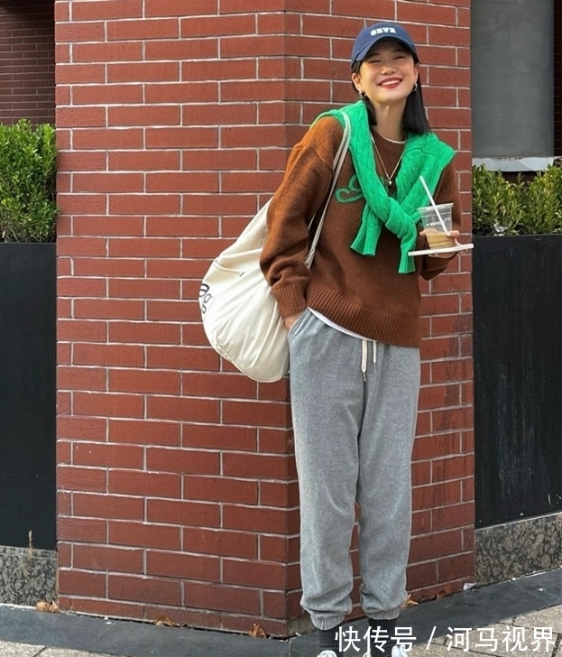 保暖 今年冬季穿毛衣,流行“里面叠一件”,优雅保暖,比单穿时髦多了