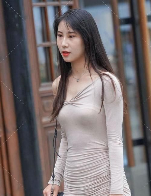 高跟鞋|牛仔裤是高腰的设计,而且颜色也很适合现在穿,体现出优雅的气质