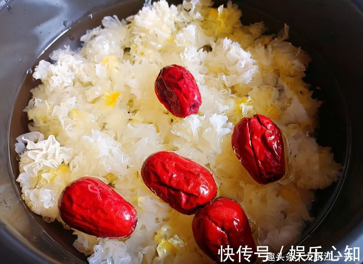 入秋后要多喝银耳汤,教你正确做法,银耳快速出胶,黏稠有营养