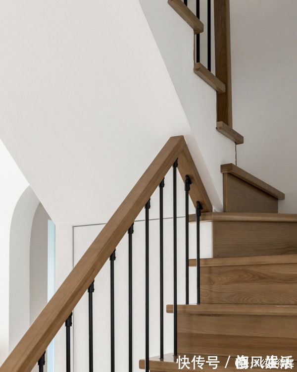 墙面|这对夫妻很有远见,买下120平复式小楼,客厅开阔还有双储物间