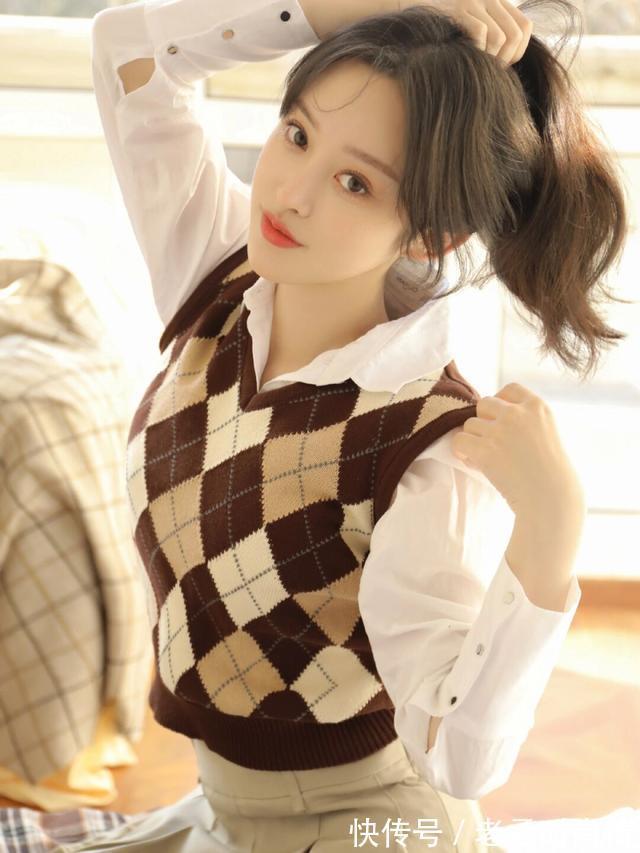 针织 格子针织坎肩背心搭配白衬衫,清爽自然,短裙搭配中筒袜,好看