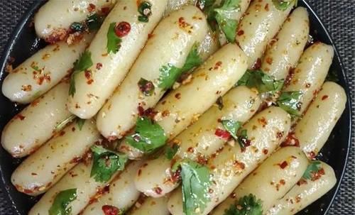  最近我家迷上了吃这个，蒸熟加一物揉成条，放冰箱随吃随取，方便