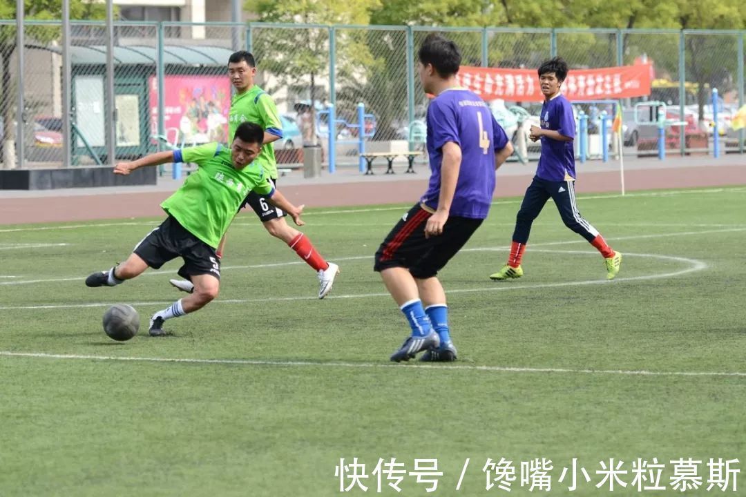 现状|上班族踢球现状:赶场而来,再匆忙而去