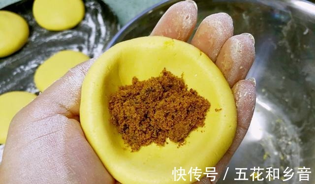 南瓜糊|外表金黄酥脆的糖心南瓜饼,软糯美味,是你不会后悔的选择!