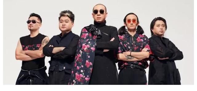 從保安到“搖滾教母”，還是中老年美妝博主，梁龍的人生有多神奇