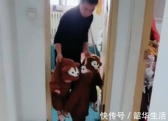 宝爸|有了三胞胎后,爸爸上厕所都变成这样的画风,一旁妈妈笑抽了