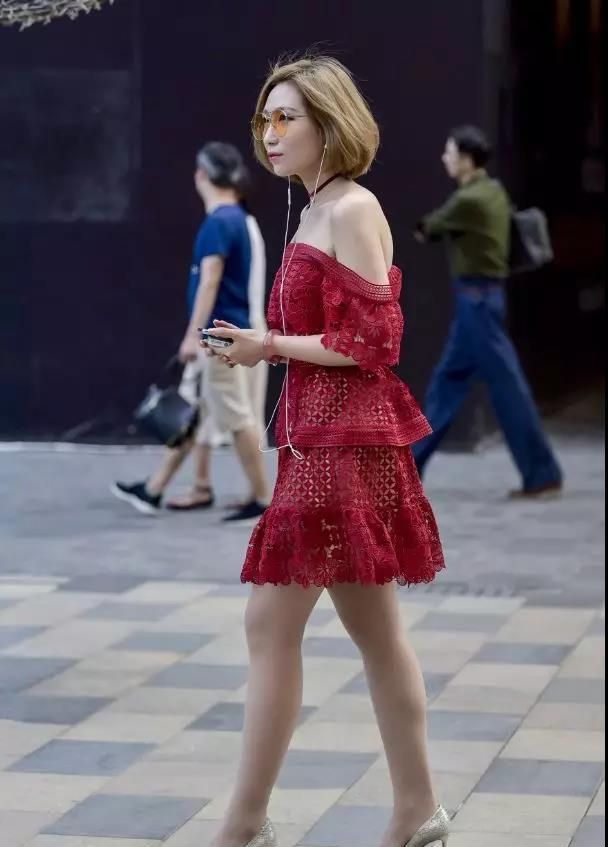 街拍|美女白色上衣搭配黑色开叉长裙,身材柔美多姿,甜美可爱