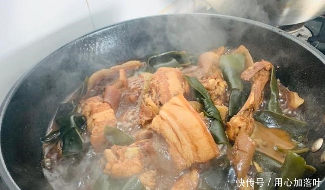 卤一锅卤味,有猪皮猪肉鸡腿骨还有海带结,这味十足又不腻