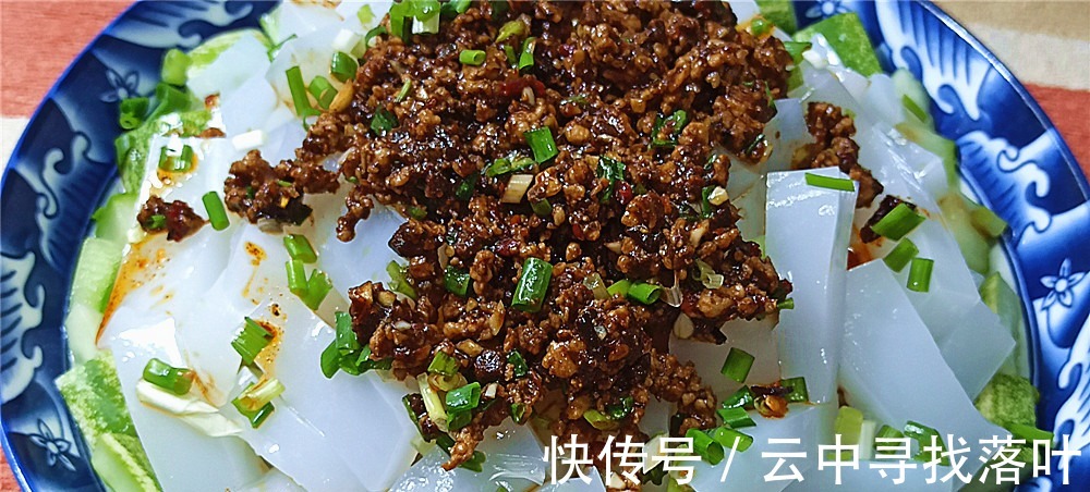豆瓣酱|夏天没有胃口,教你制作“臊子凉粉”,成菜酸辣爽口,比吃肉过瘾!
