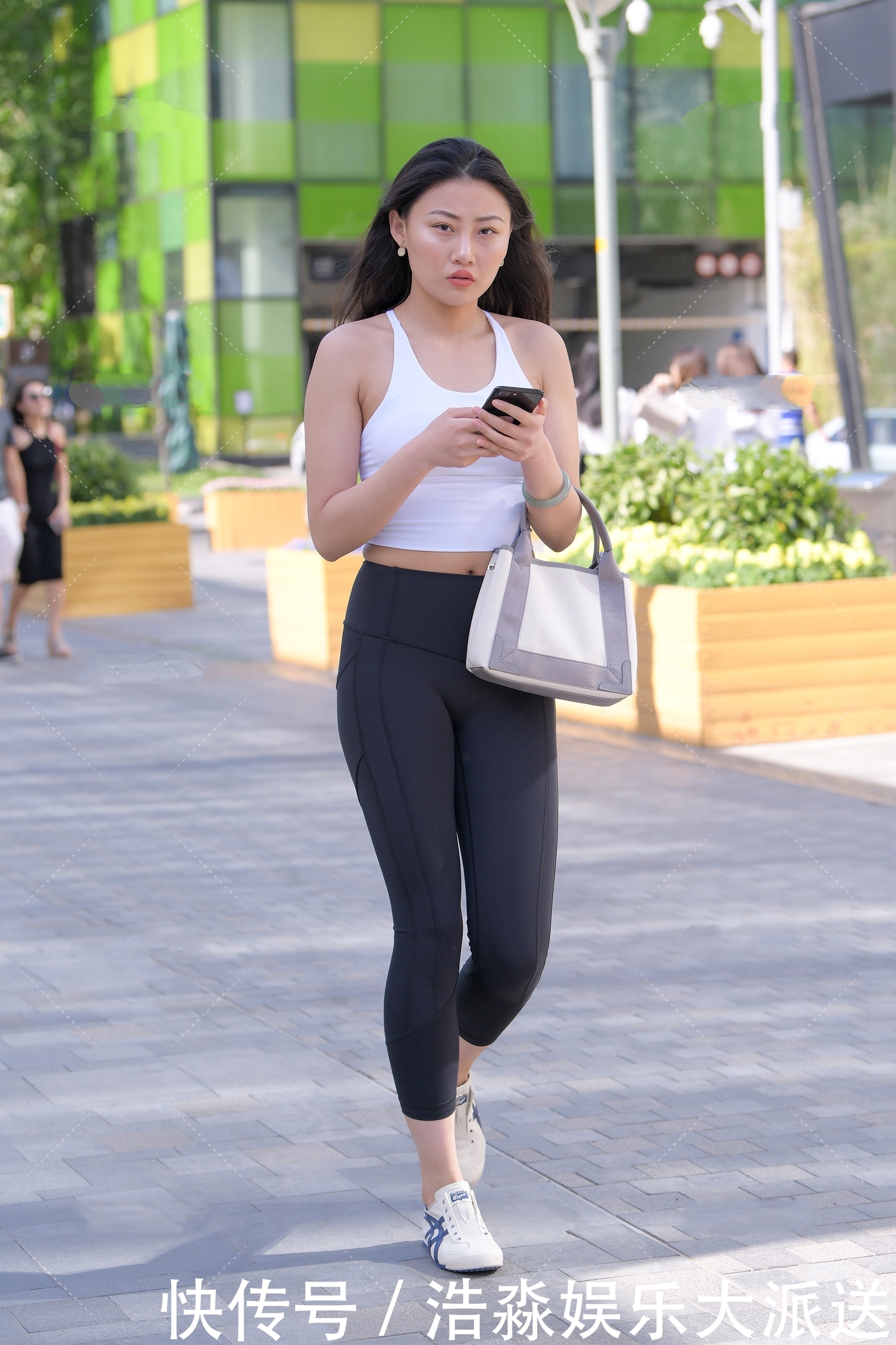 白色吊带搭配小黑裤,款式经典,简单百搭