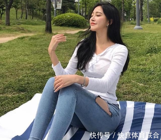紧身牛仔裤|牛仔裤是不可缺少的,牛仔裤的作用,不仅显瘦还减龄