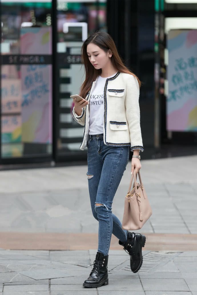 穿梭|街拍:潮流街区的时尚美女,在大街上来回穿梭,不亚于一场走秀